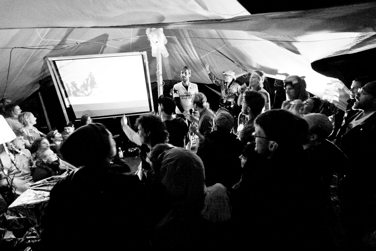Publikum vor der Karaoke-Leinwand im Zelt